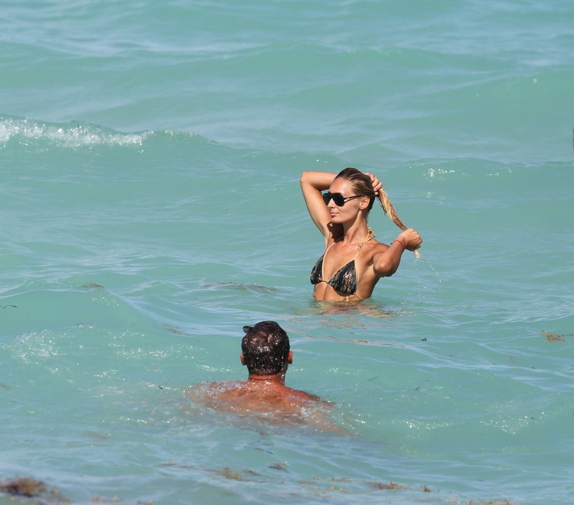 Petra Benova mostra il suo corpo in bikini su una spiaggia di Miami
 #75231882