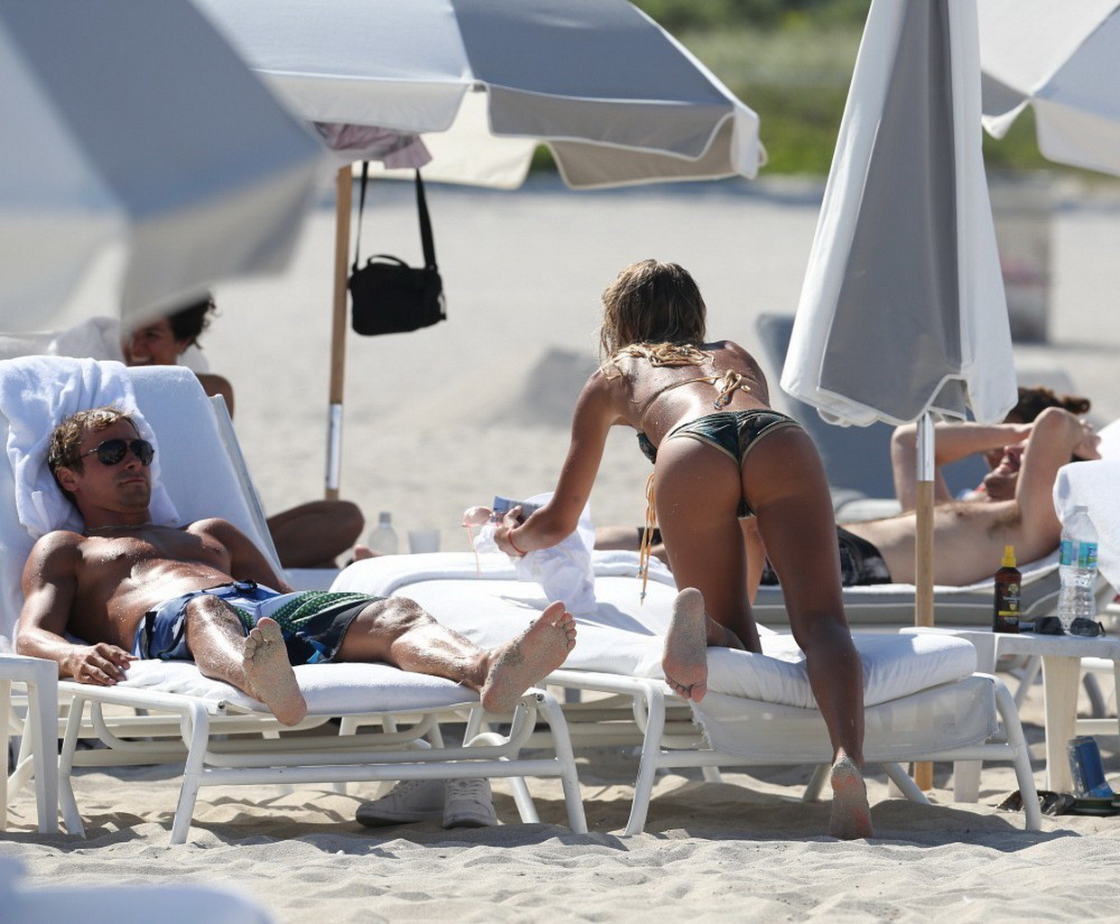 Petra Benova mostra il suo corpo in bikini su una spiaggia di Miami
 #75231899