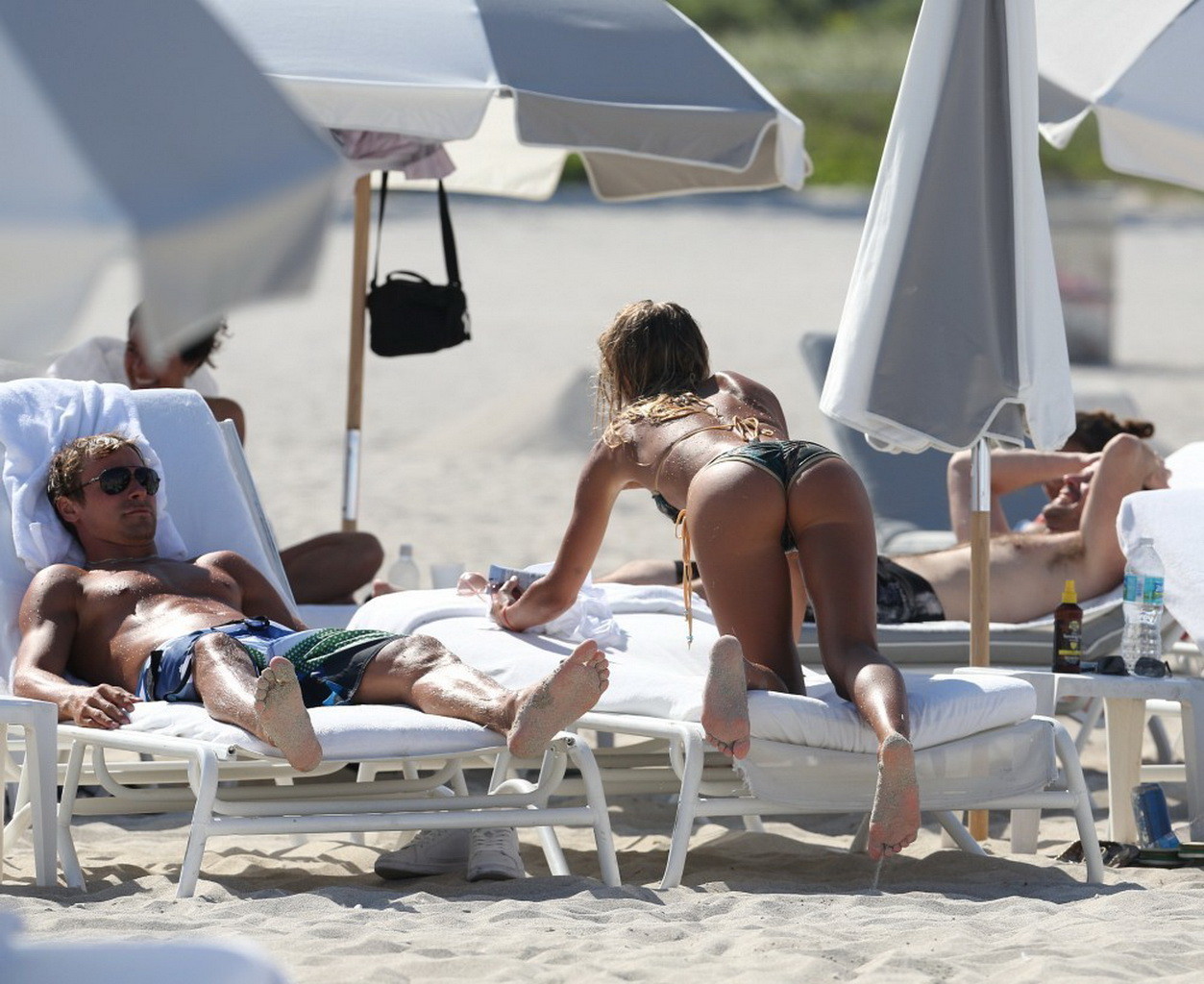 Petra benova zeigt ihren Bikini-Body am Strand in Miami
 #75231906