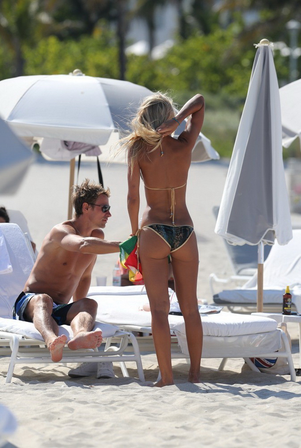 Petra Benova mostra il suo corpo in bikini su una spiaggia di Miami
 #75231973