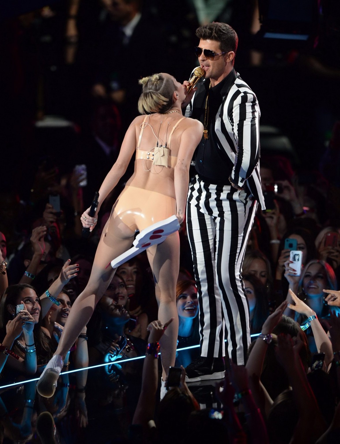 Miley Cyrus in Latex-Unterwäsche wird auf der Bühne bei der mtv Video Music 2013 gevögelt 
 #75220606