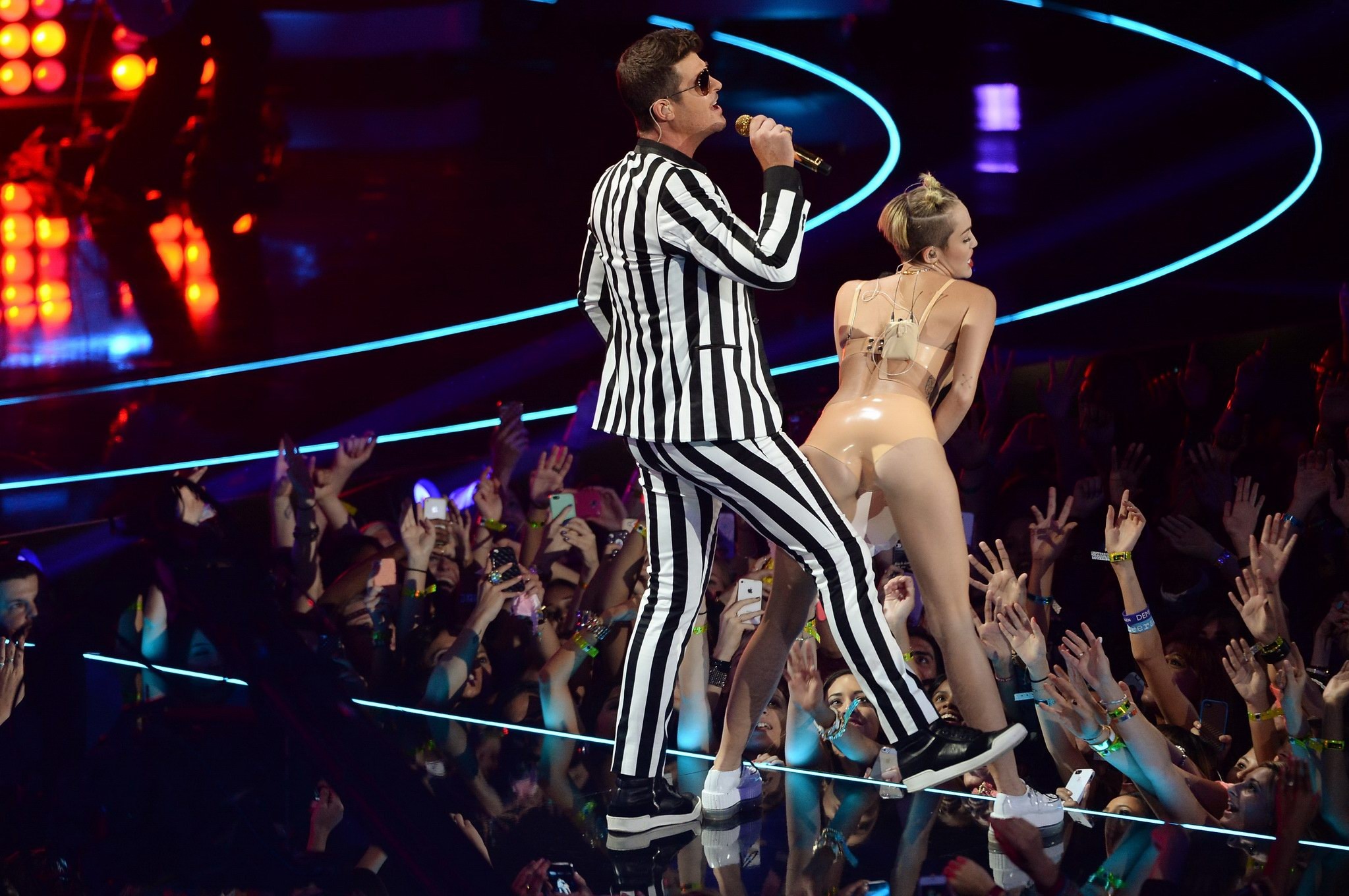 Miley cyrus en calzoncillos de látex haciéndose la paja en el escenario en los mtv video music 2013 
 #75220612