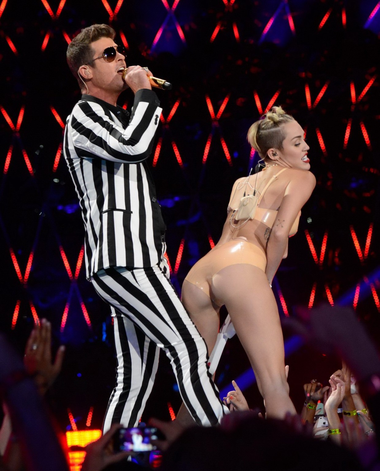 Miley cyrus en calzoncillos de látex haciéndose la paja en el escenario en los mtv video music 2013 
 #75220617