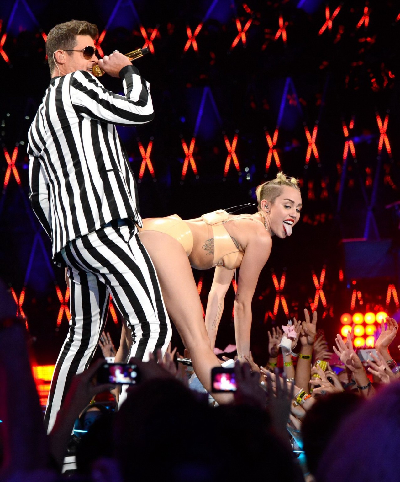 Miley Cyrus in mutandine di lattice si fa scopare sul palco al video musicale mtv 2013 
 #75220621