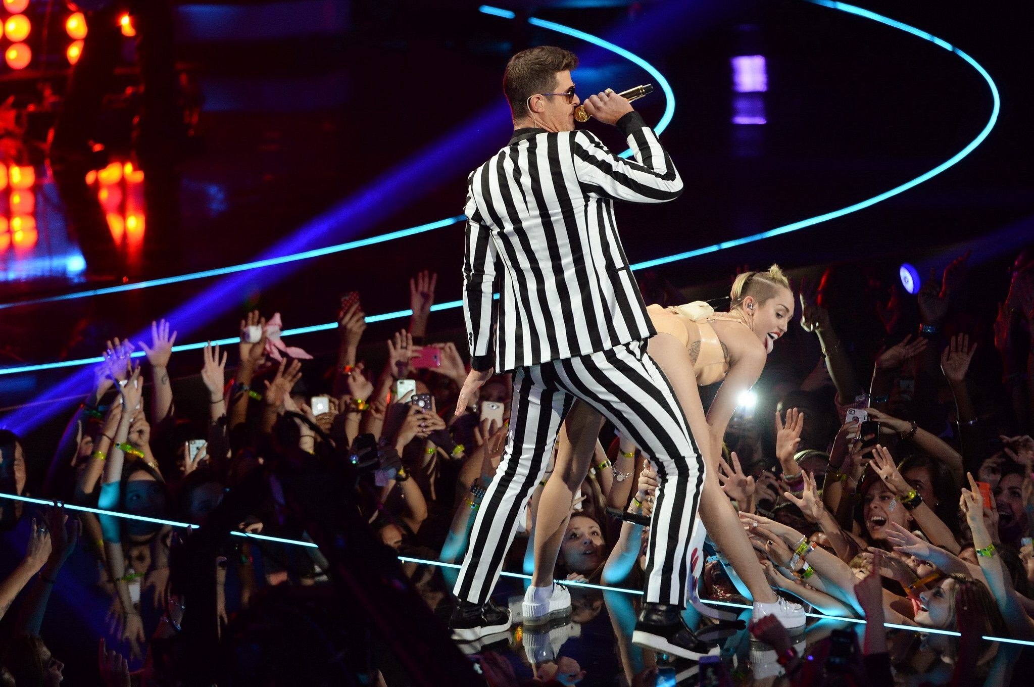 Miley Cyrus en slip latex se faisant humilier sur scène au mtv video music 2013. 
 #75220631