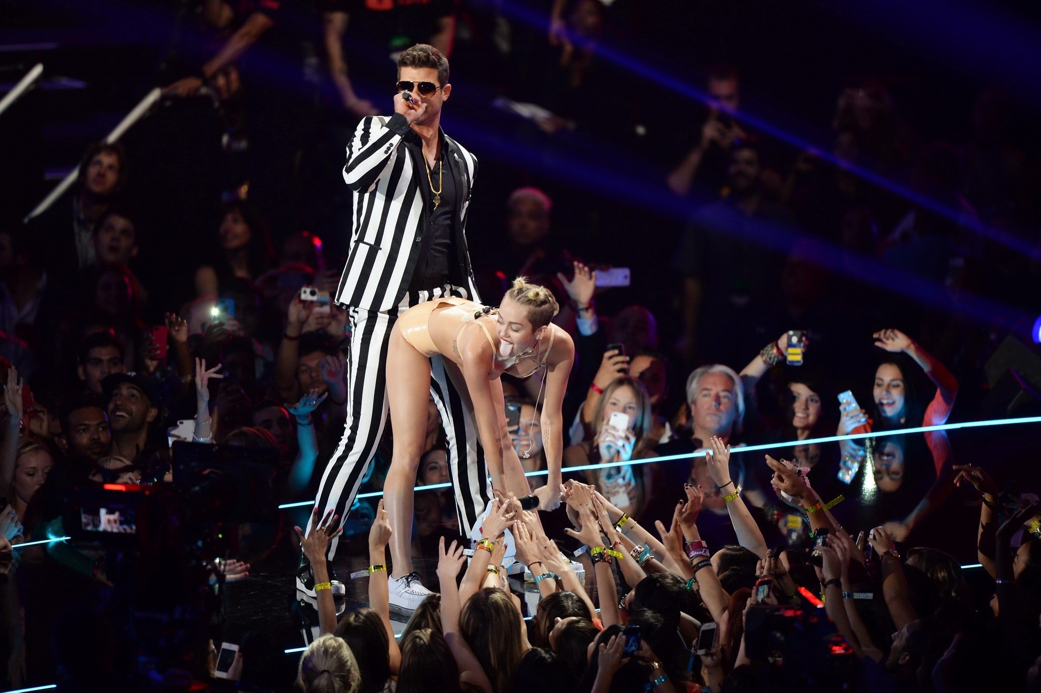 Miley Cyrus in mutandine di lattice si fa scopare sul palco al video musicale mtv 2013 
 #75220651