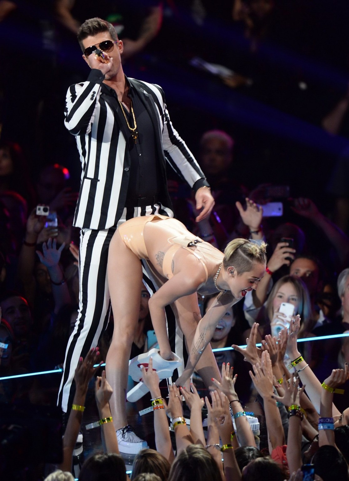 Miley Cyrus in Latex-Unterwäsche wird auf der Bühne bei der mtv Video Music 2013 gevögelt 
 #75220658