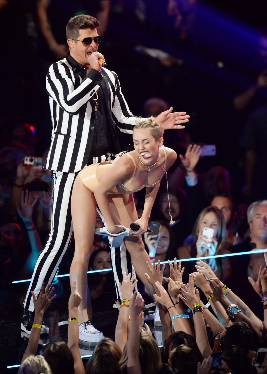 Miley Cyrus in mutandine di lattice si fa scopare sul palco al video musicale mtv 2013 
 #75220679