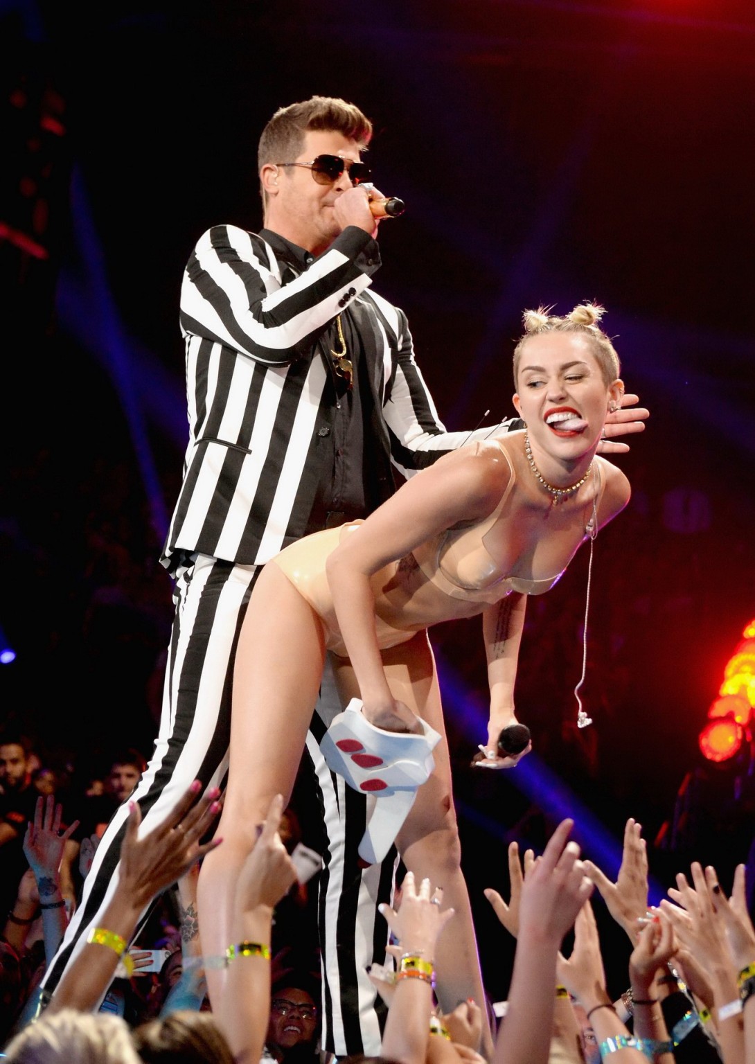 Miley cyrus en calzoncillos de látex haciéndose la paja en el escenario en los mtv video music 2013 
 #75220688