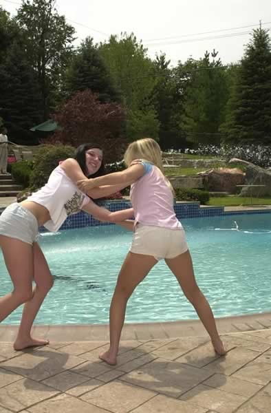 Lesbianas lindas en una piscina
 #74103691