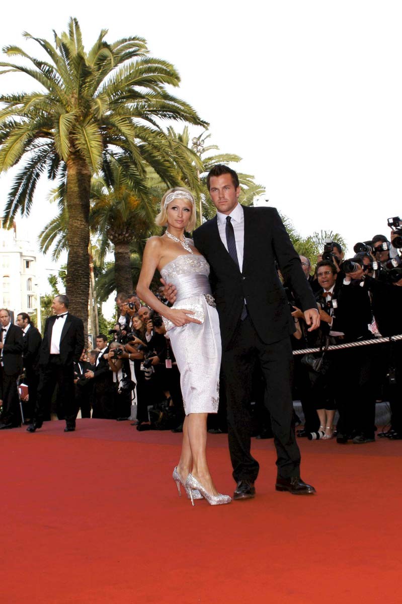Paris Hilton kleine Titten in atemberaubendem weißen Kleid
 #75394781