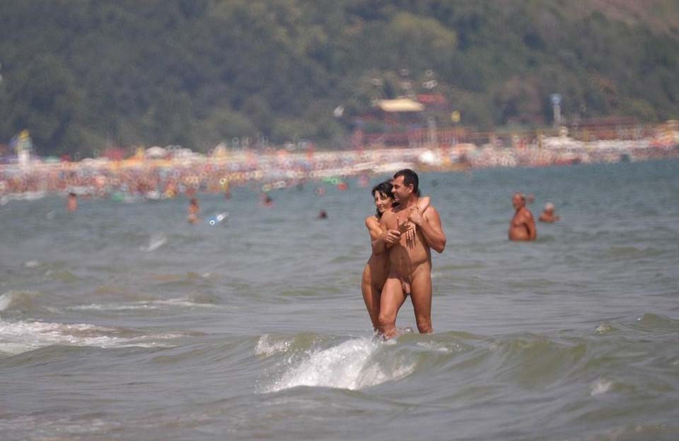 Schlankes Nudisten-Teenie zeigt ihre winzigen Teenie-Titten
 #72251448