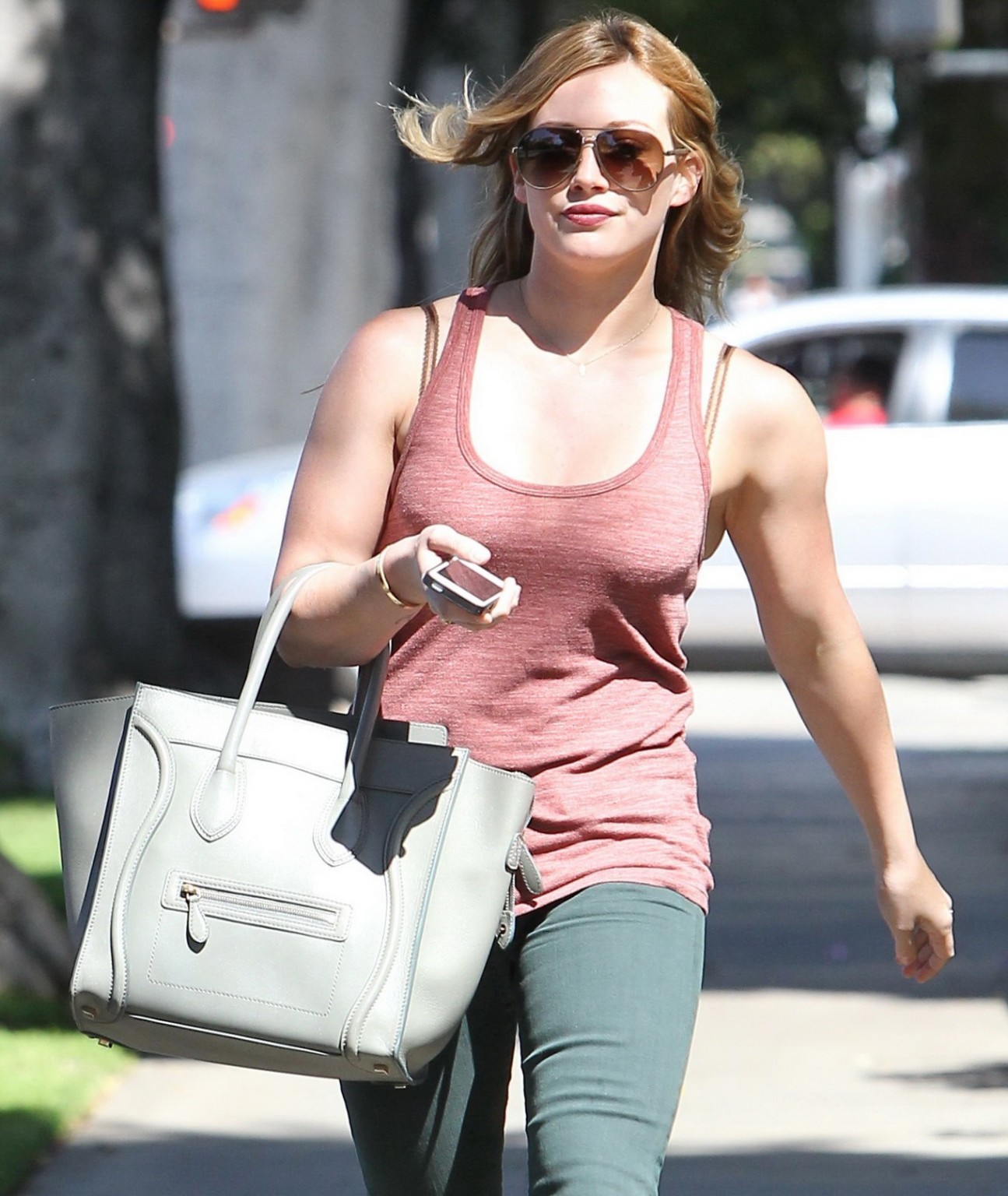 Hilary Duff trägt ein knappes rotes Top und enge Jeans in Beverly Hills
 #75234541