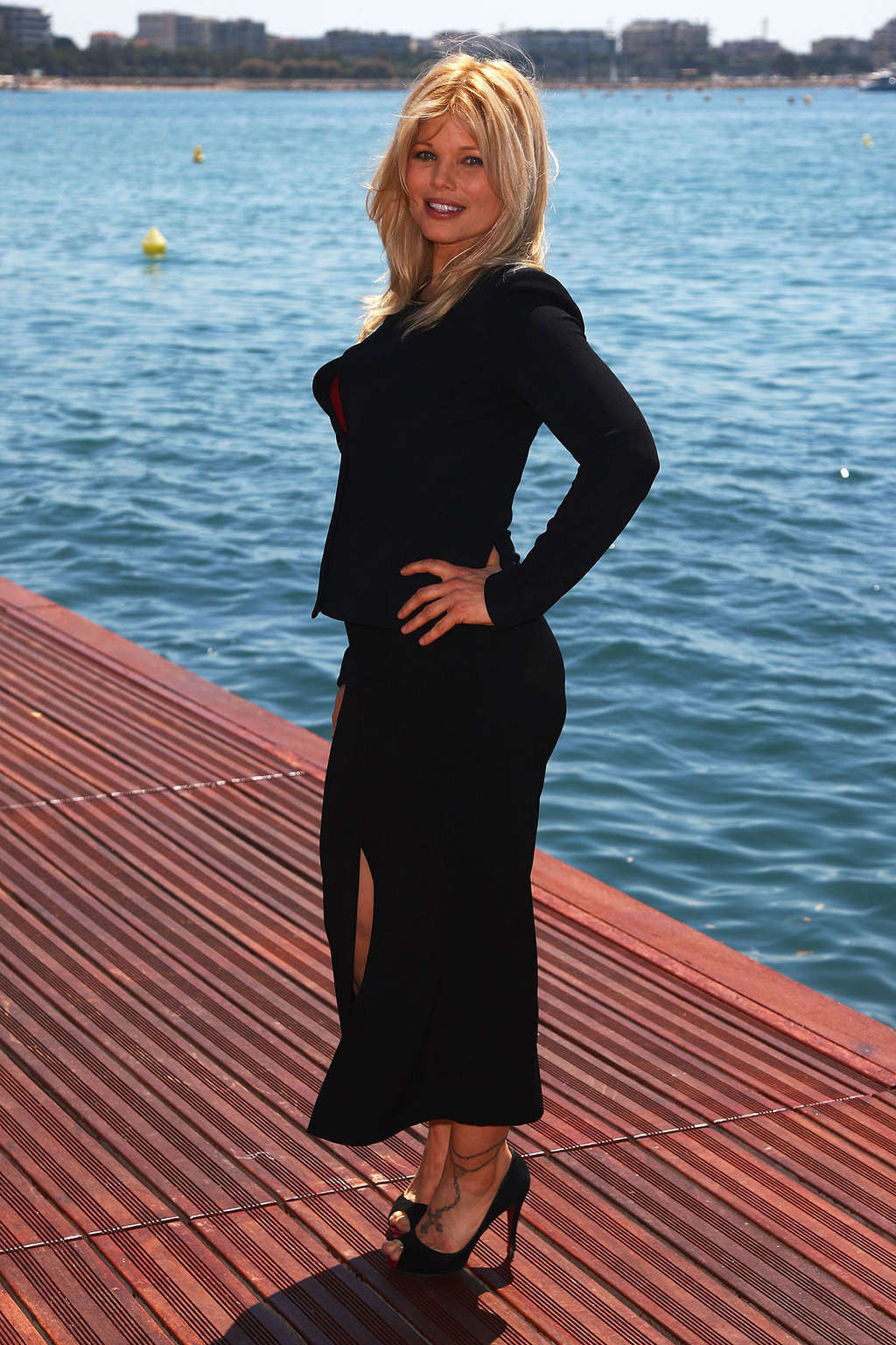 Donna Derrico che espone le sue belle tette grandi e il suo grande culo in photoshoot
 #75374038