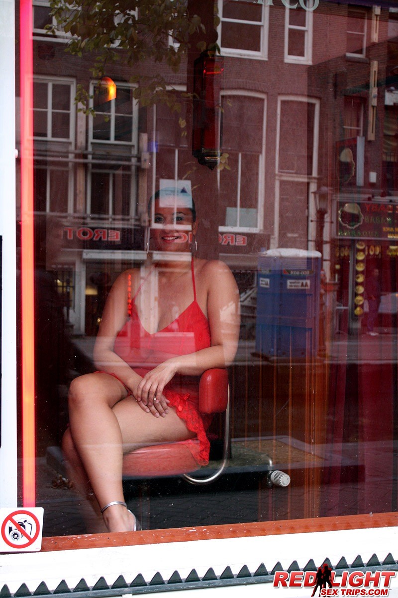 Prostituta de Amsterdam con tetas enormes complaciendo a un turista
 #69193635