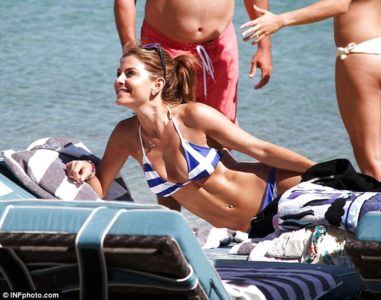 Maria menounos montrant son corps sexy en bikini sur la plage
 #75227666