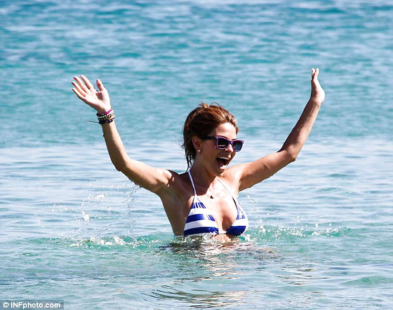 Maria menounos montrant son corps sexy en bikini sur la plage
 #75227680