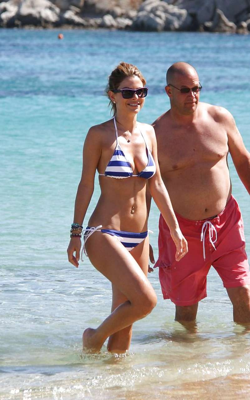 Maria menounos montrant son corps sexy en bikini sur la plage
 #75227701