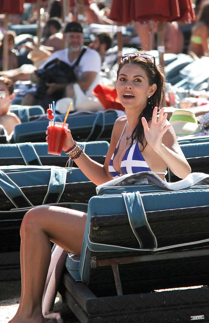 Maria menounos montrant son corps sexy en bikini sur la plage
 #75227723