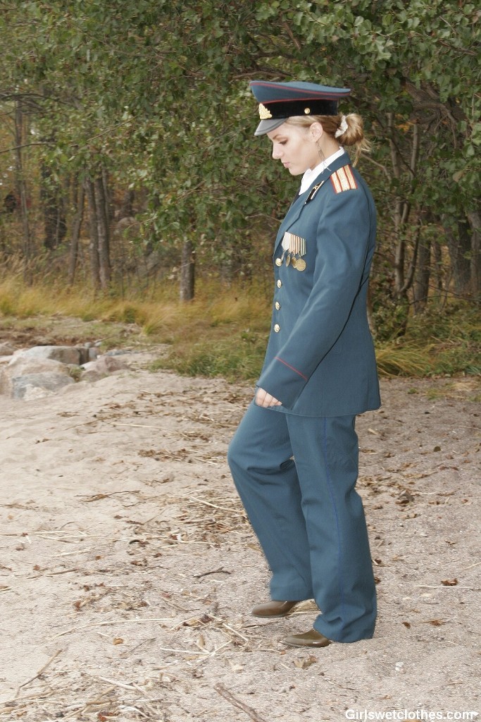 Sexy Mädchen in Uniform wird nass
 #72322437