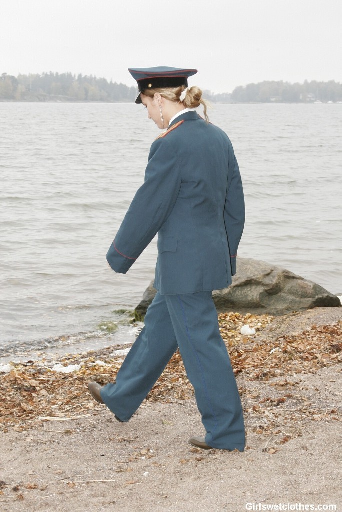 Sexy Mädchen in Uniform wird nass
 #72322448