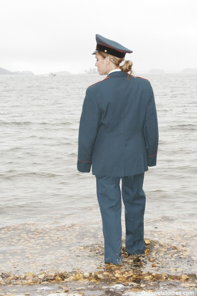 Sexy Mädchen in Uniform wird nass
 #72322460