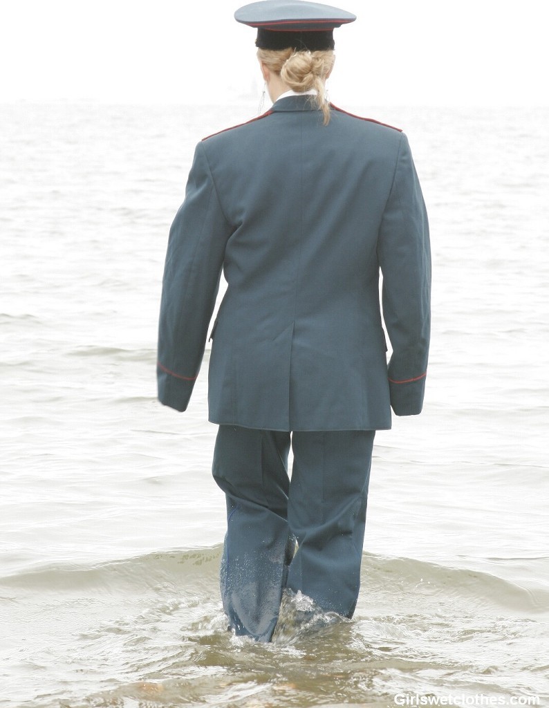 Sexy Mädchen in Uniform wird nass
 #72322493