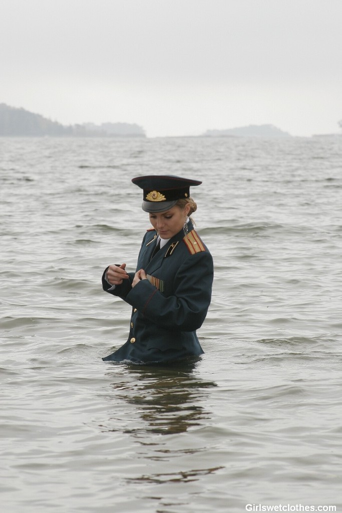 Sexy Mädchen in Uniform wird nass
 #72322517