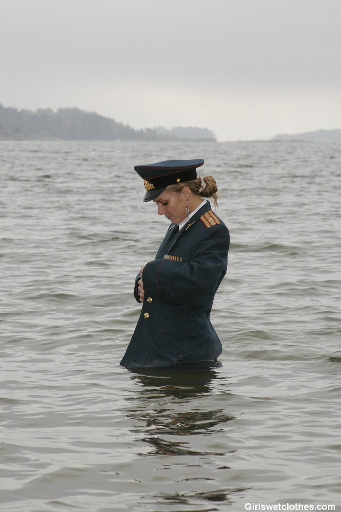 Sexy Mädchen in Uniform wird nass
 #72322531