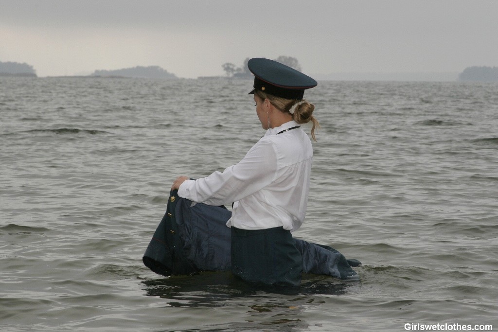 Sexy Mädchen in Uniform wird nass
 #72322557