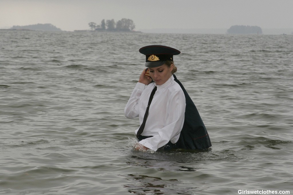 Sexy Mädchen in Uniform wird nass
 #72322586