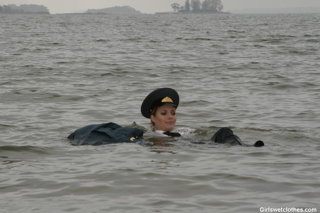 Sexy Mädchen in Uniform wird nass
 #72322599