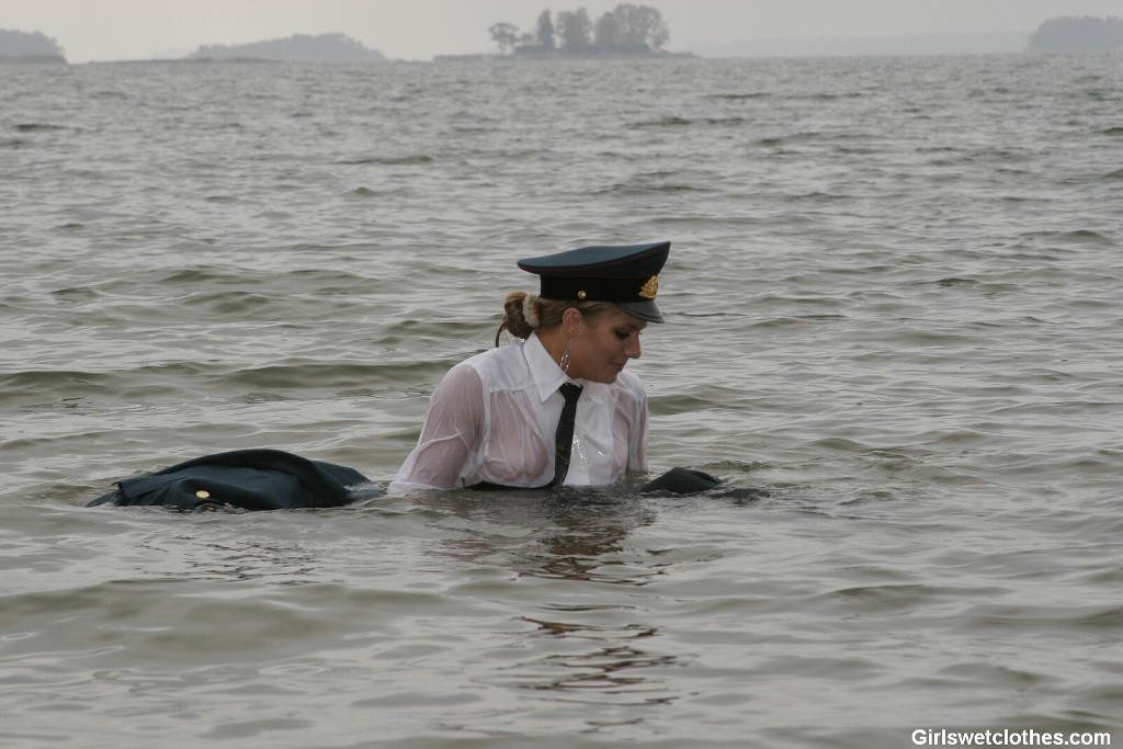 Sexy Mädchen in Uniform wird nass
 #72322613