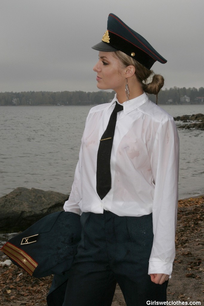 Sexy Mädchen in Uniform wird nass
 #72322670