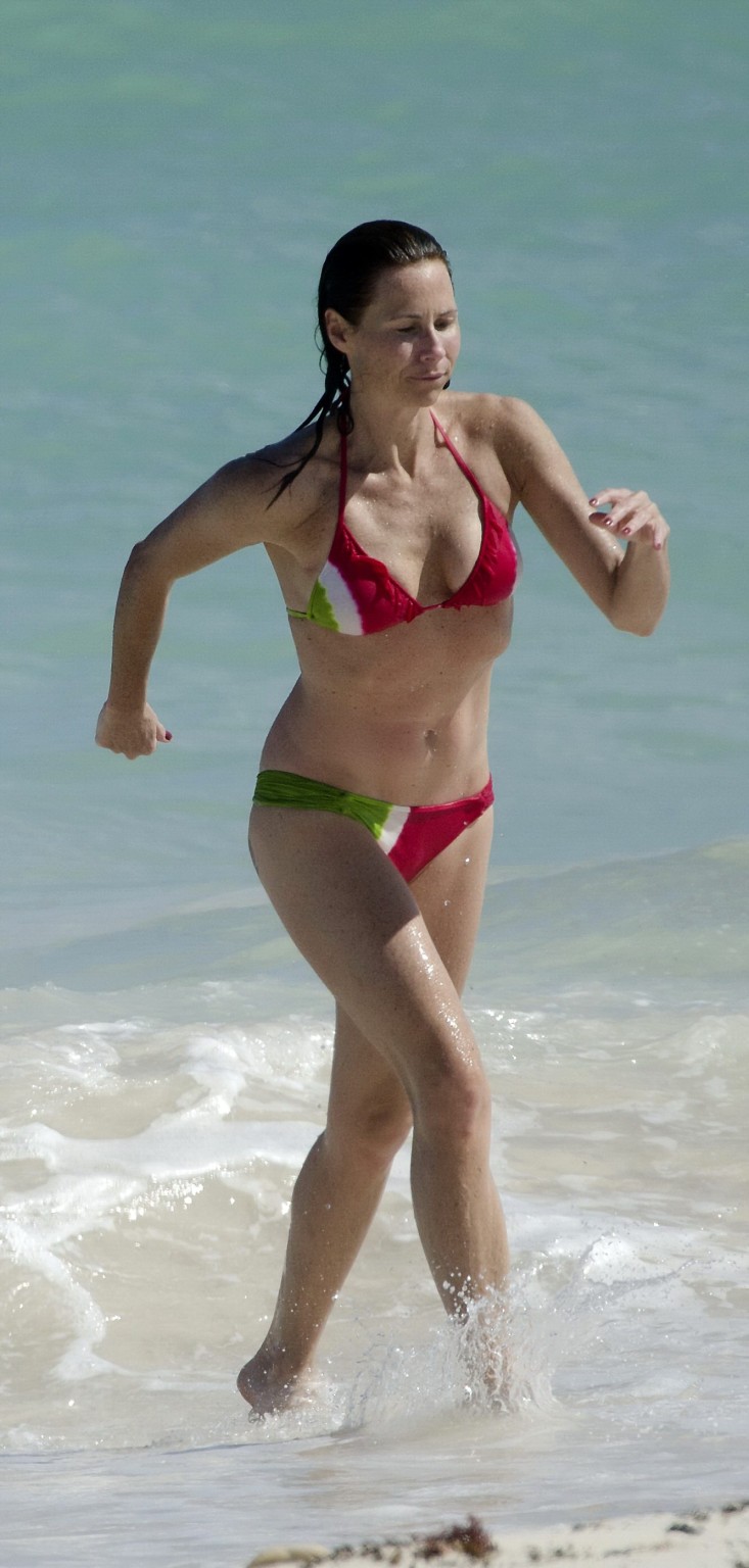 Minnie Driver shows off her ass wearing bikini at the Caribbean beach #75267272