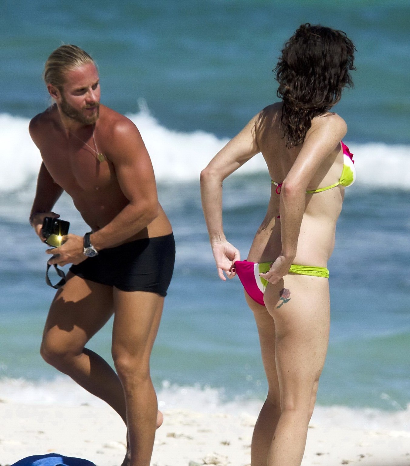Minnie Driver shows off her ass wearing bikini at the Caribbean beach #75267283