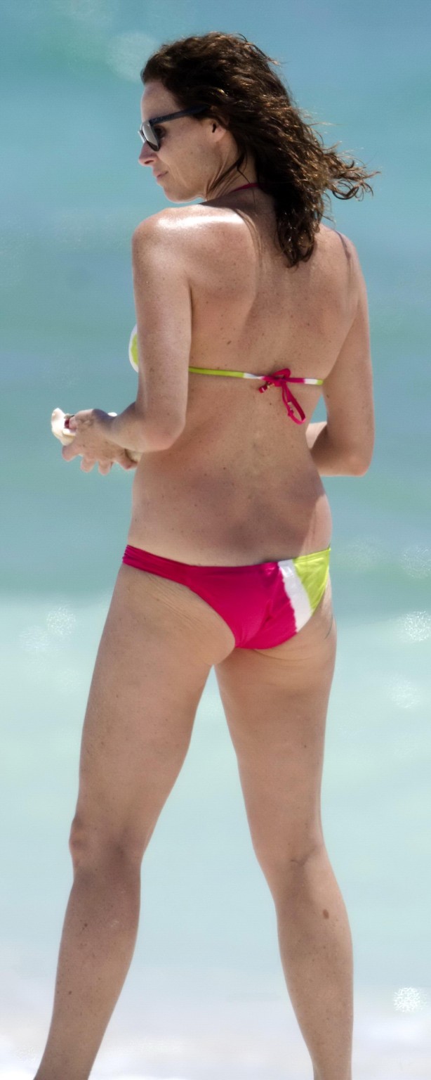 ミニー・ドライバー、カリブ海のビーチでビキニを着てお尻を見せる
 #75267291