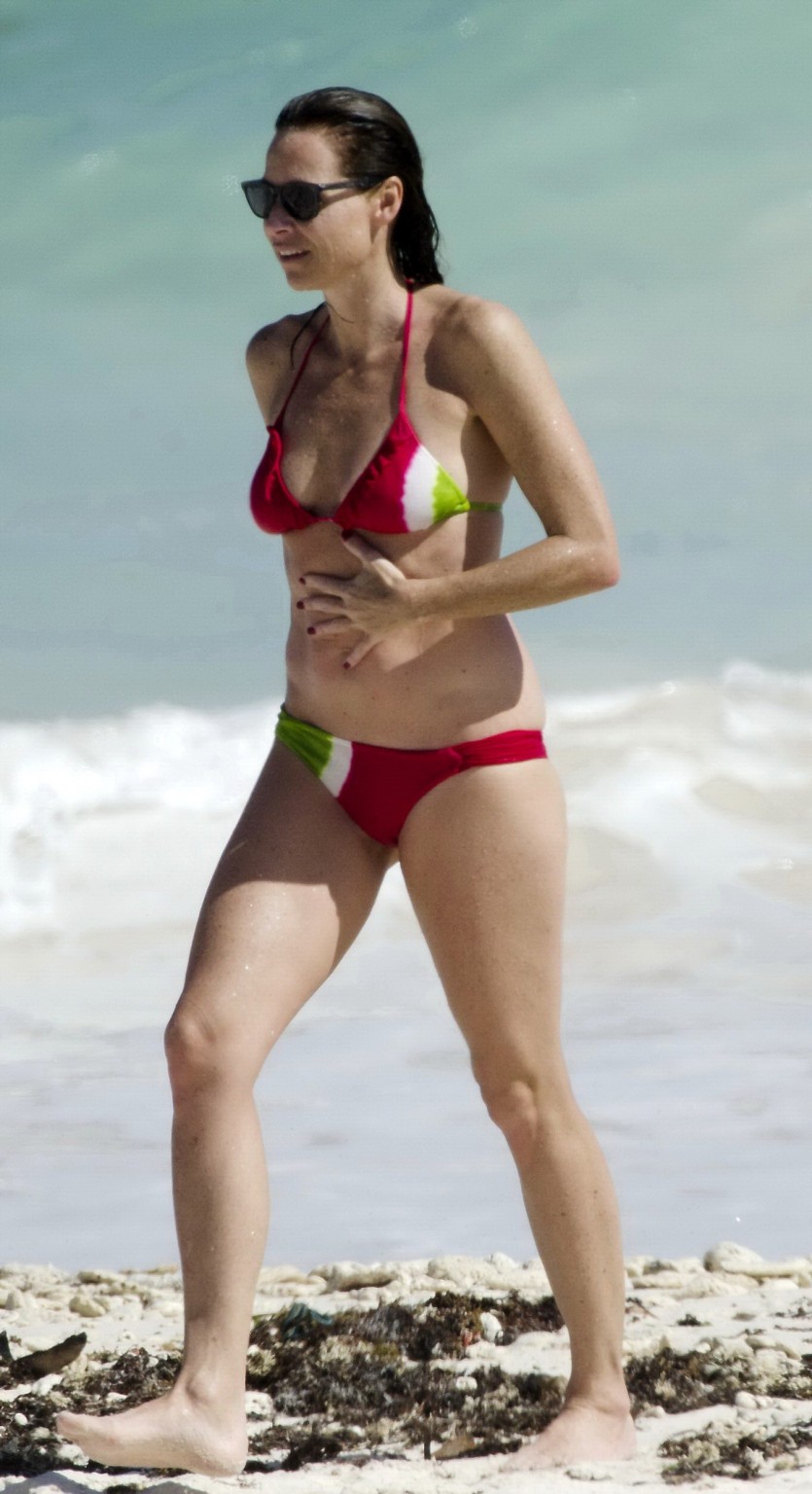 Minnie Driver shows off her ass wearing bikini at the Caribbean beach #75267303