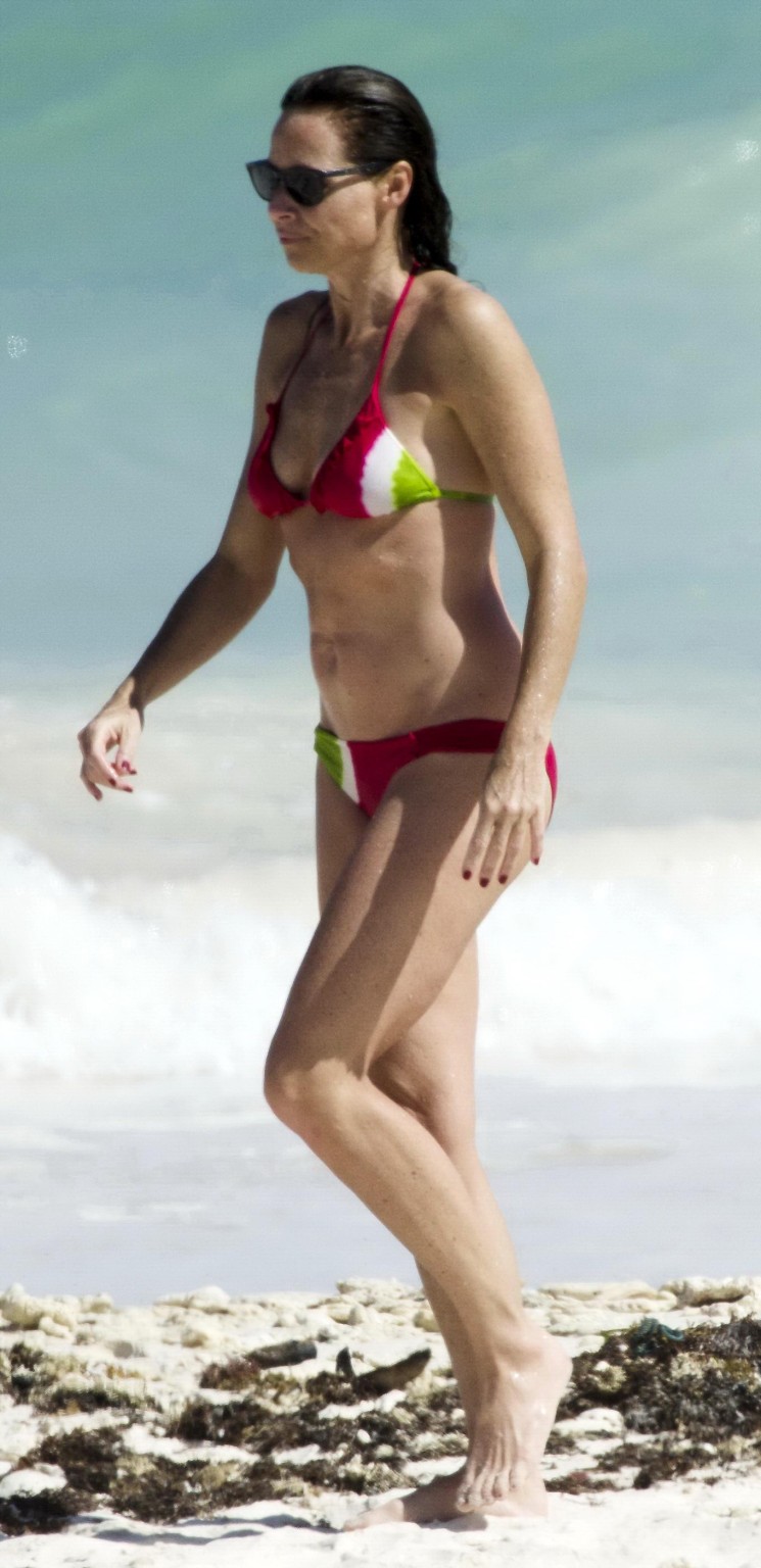 ミニー・ドライバー、カリブ海のビーチでビキニを着てお尻を見せる
 #75267305