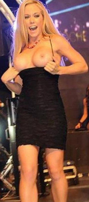 Berühmtheit Kendra Wilkinson zeigt ihre prächtigen Brüste
 #75400454