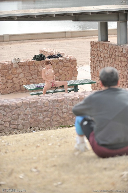 Brune se masturbant sur une plage publique
 #78410444