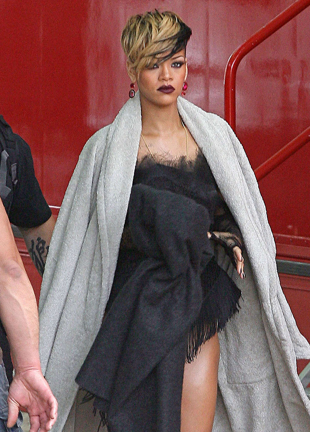 Rihanna exponiendo sus putas piernas sexys y su culo caliente en el escenario
 #75350856