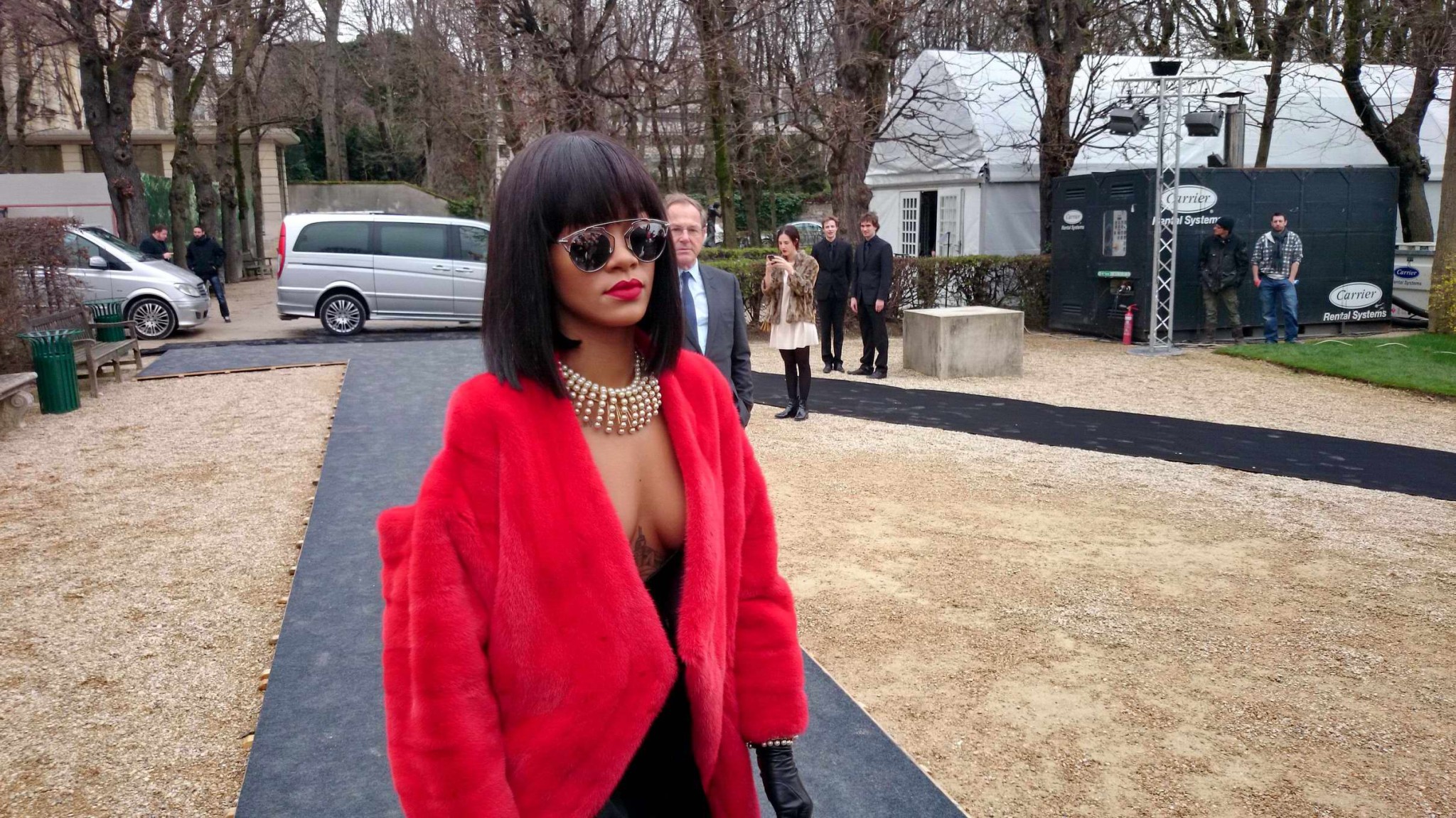 Rihanna luciendo medias y escote en el christian dior fashion sho
 #75203574