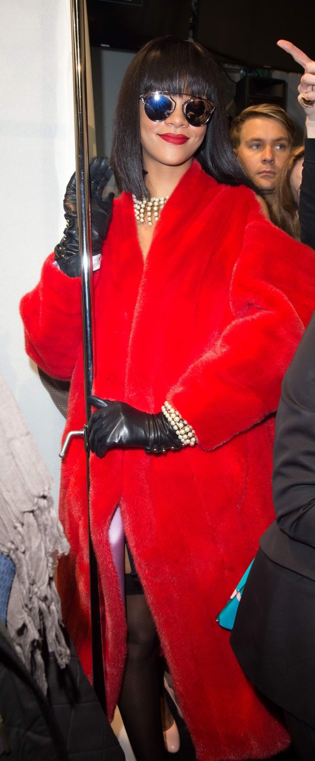 Rihanna luciendo medias y escote en el christian dior fashion sho
 #75203592