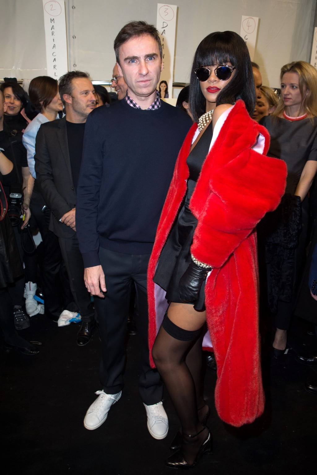 Rihanna luciendo medias y escote en el christian dior fashion sho
 #75203642
