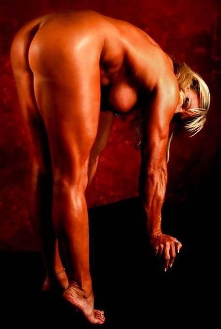 Bodybuilders femminile caldo con muscoli enormi
 #70977138