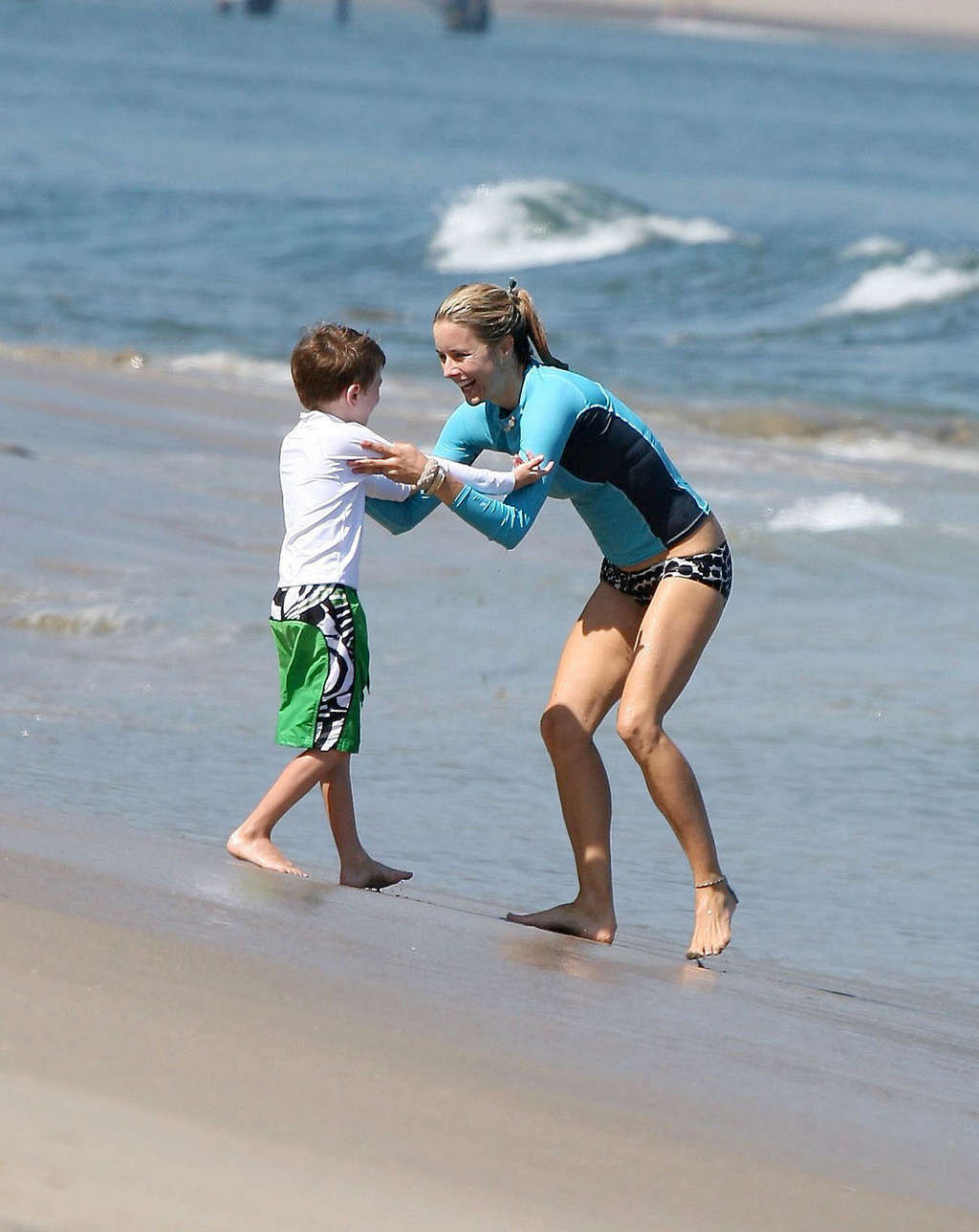 Tea leoni godendo sulla spiaggia e mostrando il corpo sexy e bel culo
 #75375043