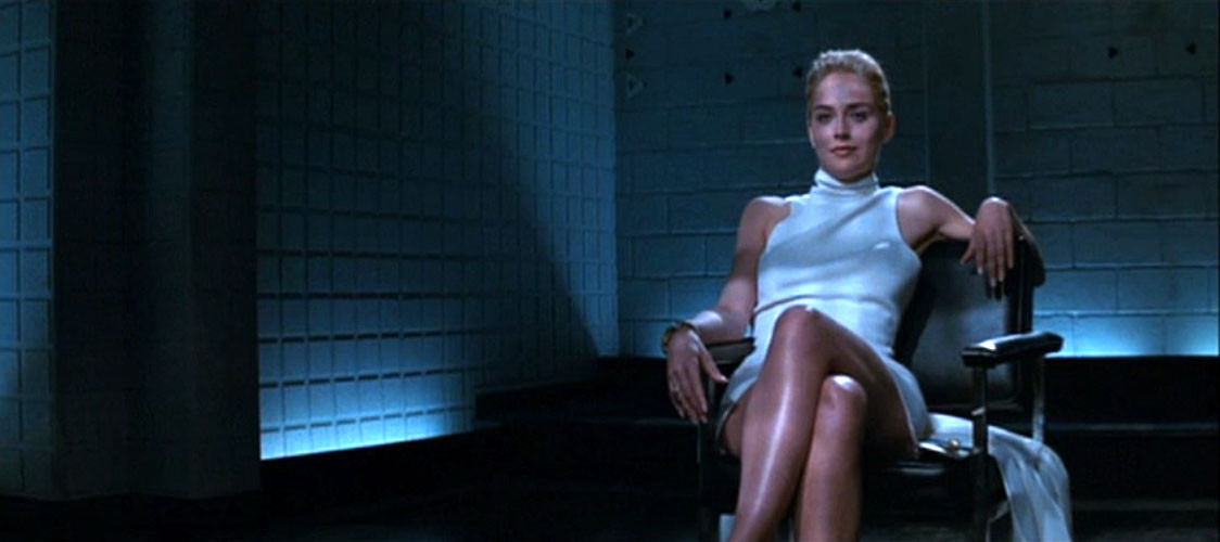 Sharon Stone entblößt ihre schöne Muschi beim Kreuzen der Beine in nackten Filmkappen
 #75391380