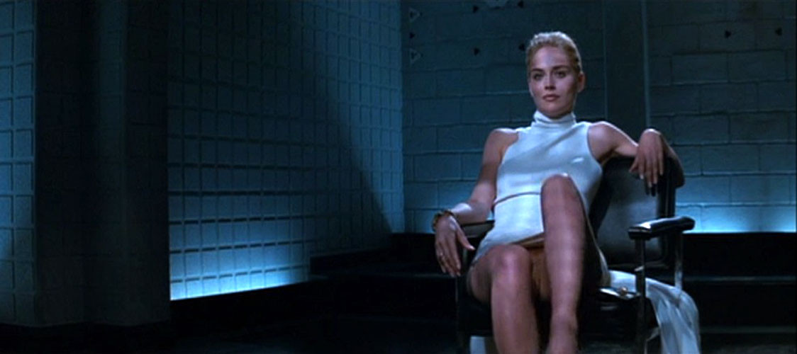 Sharon stone exposant sa belle chatte en croisant les jambes dans des captures de films nues
 #75391402