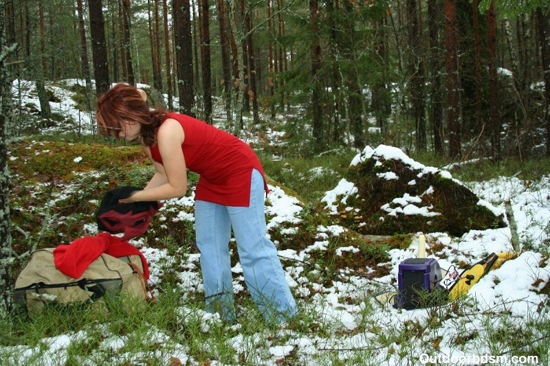 Outdoor-Fickmaschine Aktion im Schnee
 #76357433